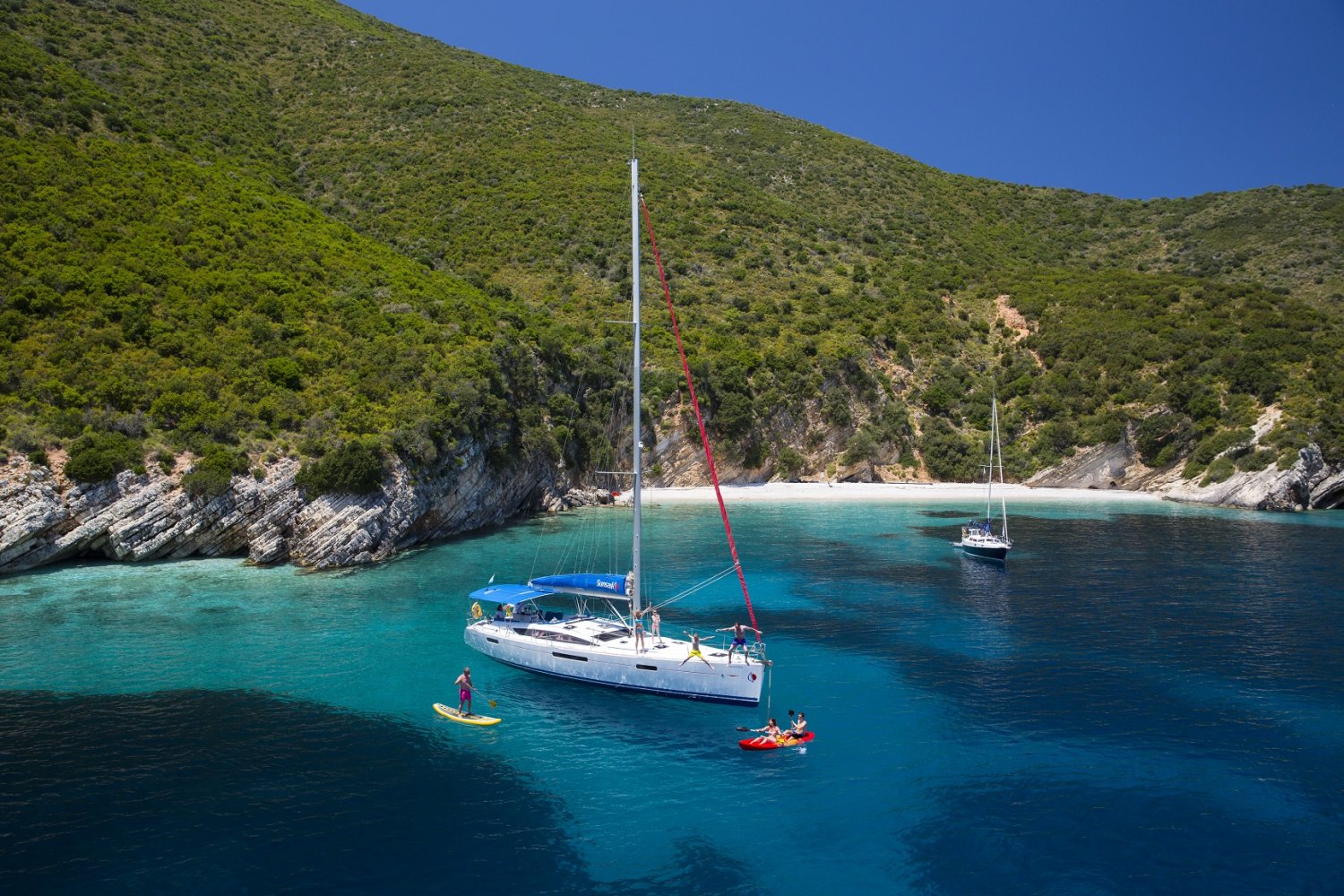 Sailing to Dia Island